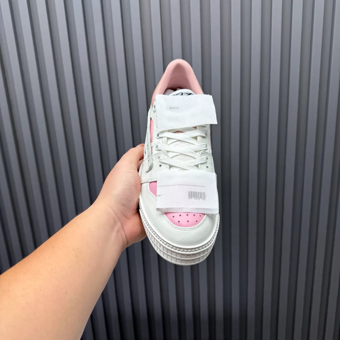 【OFF WHITE】P: 680💰Couple model👫, Size: Female 35-40. Male 39-44 (customized at 45.46) High-quality version👊 "Out of office" series original molding, original lasting, production process 1:1 original ➰OFF GRAY WHITE OW ➰ First layer of cowhide, imported skin-friendly and environmentally friendly polyester mesh, original molding, high elasticity and environmentally friendly molding pad Made with the original lasting process. The original molded rubber outsole (never yellows and deforms) has a super correct shape, bright color and strong three-dimensional effect👍. Packaging💯Full set of packaging synchronized with the official website (branded paper, certificate of quality, branded cloth bag)